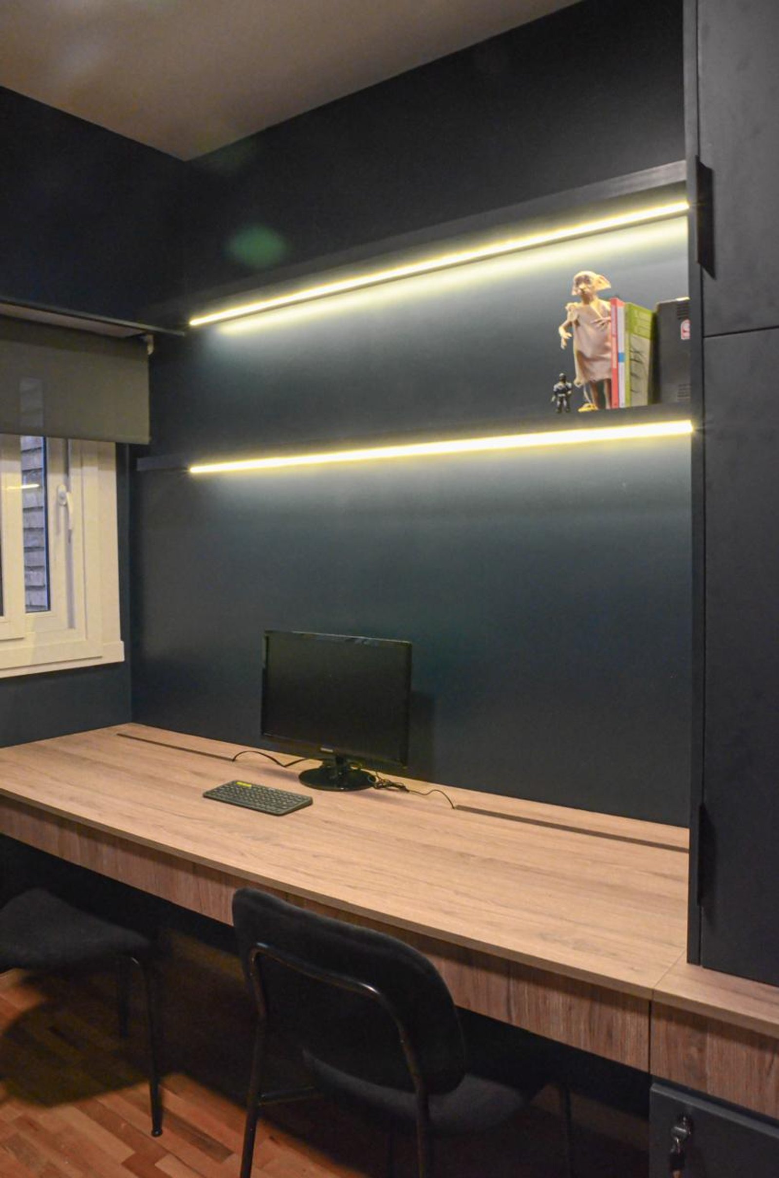 Escritório minimalista com iluminação led integrada e mesa de madeira — projeto Cordoba, por Eniraestudio, em Buenos Aires